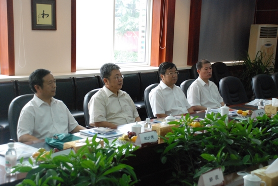 马宗明以及市政协人资环委员会副主任刘少民的陪同下来到青岛艺术学校